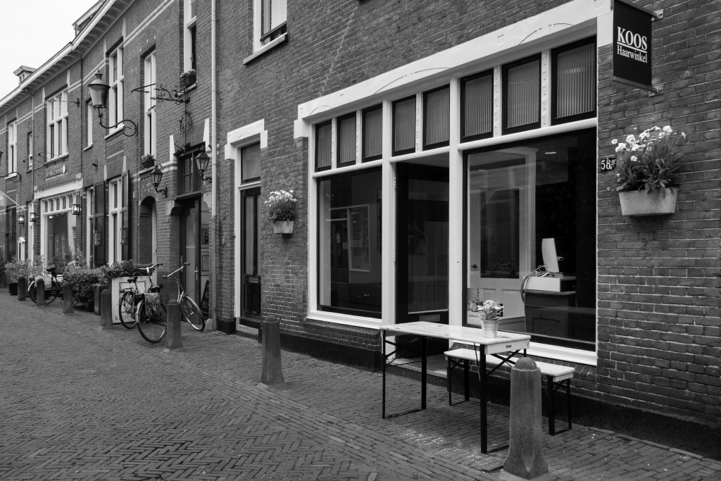 Vooraanzicht kapsalon in de Krommestraat in Amersfoort